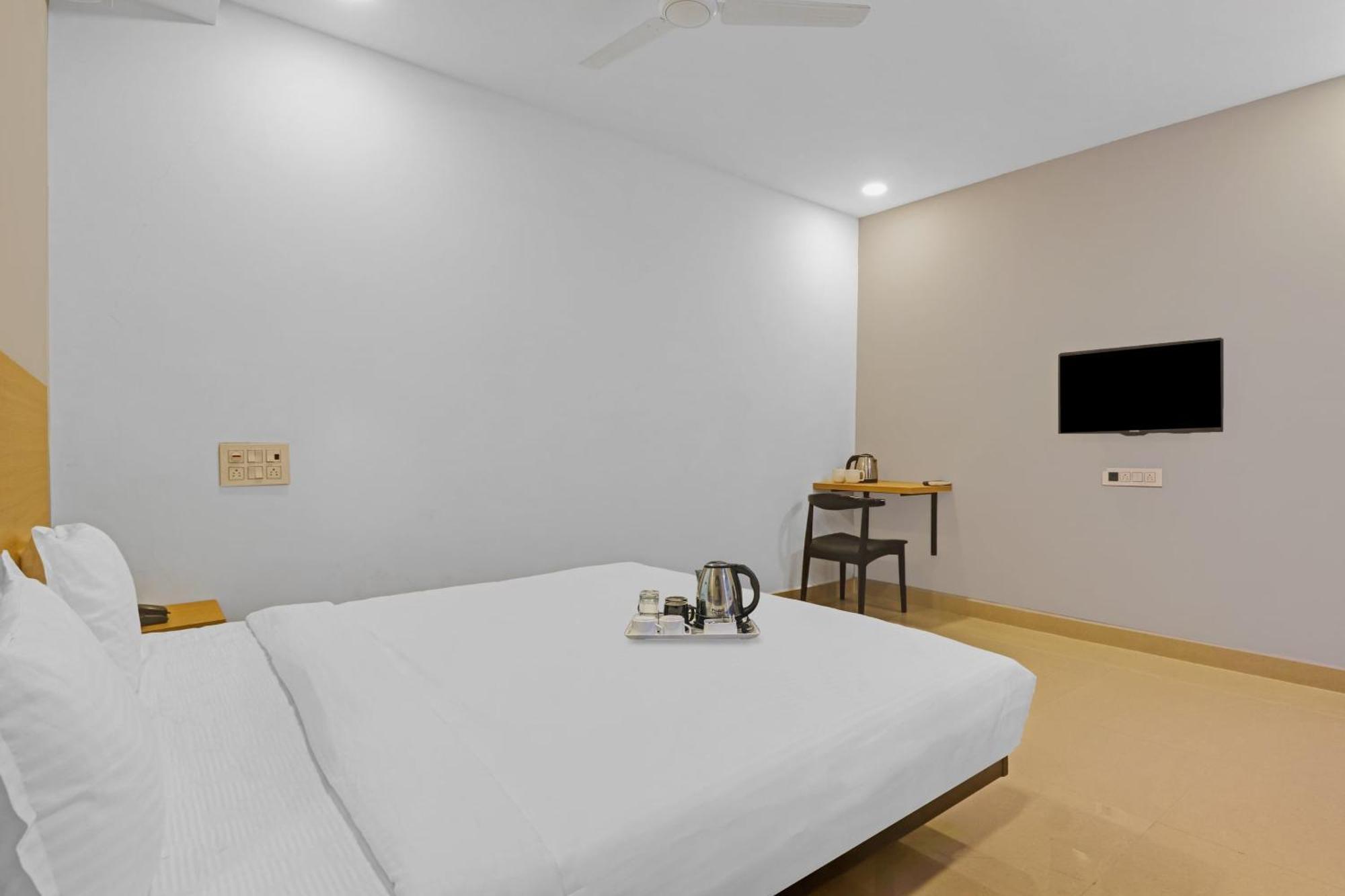 Hotel Super Townhouse Che Sigma Hyderabad Exterior foto