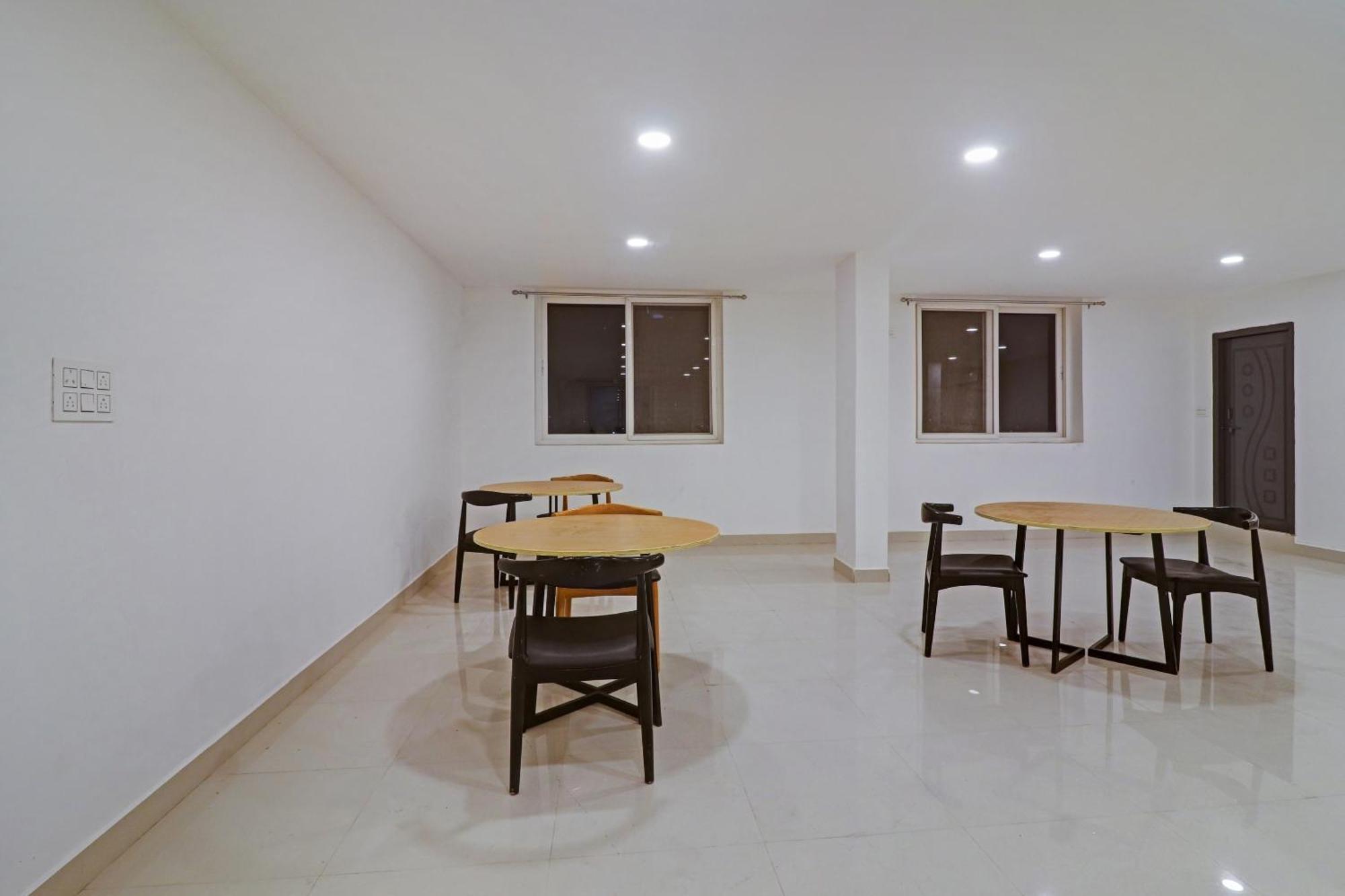 Hotel Super Townhouse Che Sigma Hyderabad Exterior foto